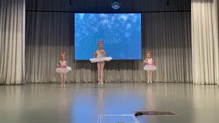 Танец "Белочки" Хрисанова Валерия - соло, Хонькина Анфиса, Несветаева Станислава.