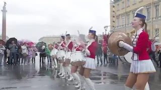 Барабанщицы на параде в Петербурге