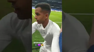 Rodrygo giving his shirt to a Real Madrid fan 😍