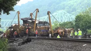 Lifting Union Pacific AC4400CWCTE #5594 @ Sewickley, PA derailment site. 7/3/14 00029