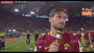 Totti in lacrime da l'addio alla Roma: "Resterei con voi altri 25 anni"