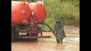 С улиц Красноярска продолжают откачивать воду