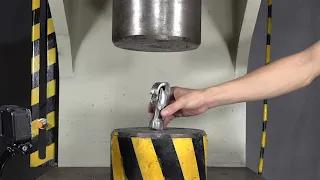 The solid hammer and hydraulic press are dry to see who will be hard
