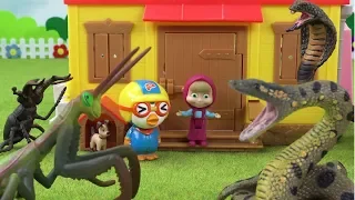 Snakes attack Masha and the bear's cabin! Insect friends strike back!