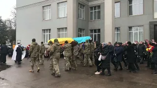 У Коростишеві попрощалися з Володимиром БЕЗСМЕРТНИМ та Максимом РАДІОНОВИМ, які повернулися на щиті