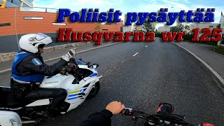 MP-poliisi pysäyttää Husqvarna WR 125 (RIP KILVET)