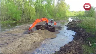 В Слониме работает уникальный экскаватор-амфибия, который очищает старое русло Щары