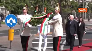 Mattarella depone una corona per l'anniversario delle Quattro Giornate di Napoli