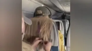 Moment plane passenger 'puts gum and coffee in hair' of woman in front