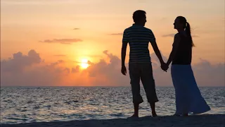 To mennesker på een strand