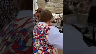 Elton John 🇬🇧 Cold Heart, en un restaurante En Vivo en Cannes (agosto 2021)