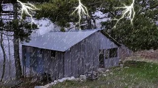 Hiding in an Abandoned Log Cabin in the Heavy Rain and Thunder / -10°C Cold Winter Night