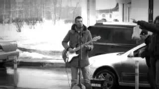 В Москве уличный музыкант исполняет песни ВИКТОРА ЦОЯ - "Группа Крови"