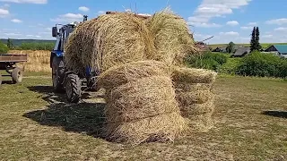 Завершение сенокоса. Укладка рулонов сена.