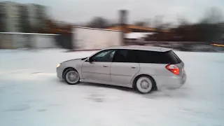 Subaru Legacy IV 3.0R H6 snow drift