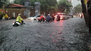 Sài Gòn mưa như trút nước xe cộ bì bõm trong trận mưa lớn đầu tiên