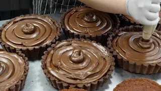 Full of chocolate! cake factory's amazing mass production of chocolate cake