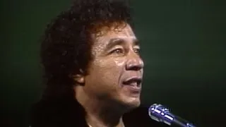 1986WS Gm5: Smokey Robinson sings national anthem