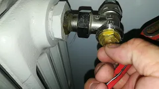 Démonter et débloquer robinet de radiateur thermostatique