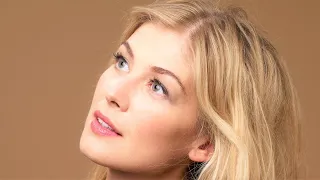 ROSAMUND PIKE - LADY  Kenny Rogers, Lionel Richie - PIANO COVER - I Care a lot. Pianino