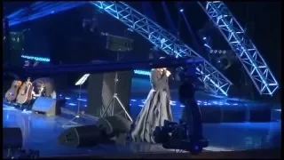 Филипп Киркоров  вручает цветы Елене Ваеге на концерте в Кремле