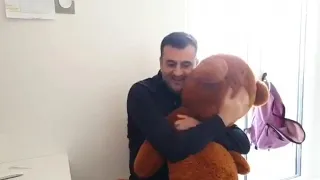 Coronavirus, il sindaco di Bari abbraccia un orsacchiotto di peluche: "Mi è rimasto lui"