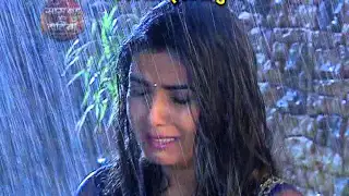 Twinkle and Kunj romances in rain covered by AajTak