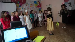 Катя у ролі Баби Яги на випускному у 4-а класі