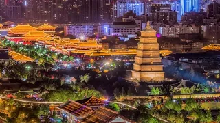 Night market booms along historic street in Xi'an