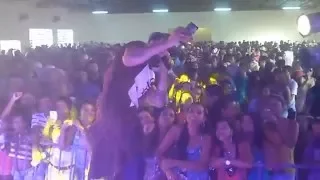 Ittalo Fernandes Cantando o seu Sucesso Se É Pra Beber, Eu Bebo, ao Vivo em Borrazópolis.