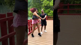 João e Andrezza dançando forró na ponte - Japão 2024