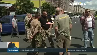 Сторонники комбата Айдара не дают увезти его в СИЗО