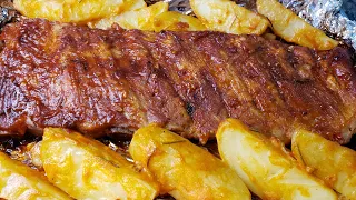 costela de porco com molho barbecue e batatas coradas