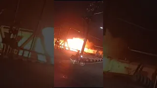 detik detik truck meledak di terjang kereta api di jembatan rel jl.madukoro semarang