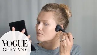 Toni Garrn erklärt ihr sonnengeküsstes Sommer-Make-up | My Beauty Tips | VOGUE Germany