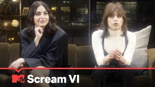 Jenna Ortega gioca con il cast di Scream VI al "Gioco delle probabilità"