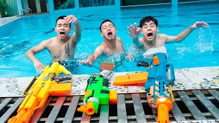 Battle Nerf War: Athletes & Blue Police Nerf Guns Robbers Group SWIMMING POOL BATTLE