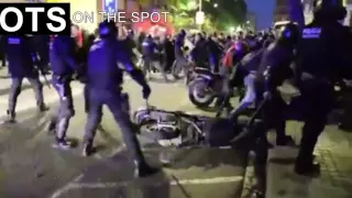 Barcelona Polizei geht brutal gegen Demonstranten vor