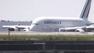 Décollage et atterrissage d'un Airbus A380-800 Air France à l'aéroport Roissy Charles de Gaulle.