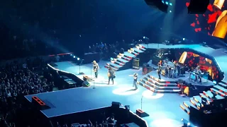 Guns n Roses "Paradise City" Tulsa,  Oklahoma, Nov.  14, 2017..... with Dave Grohl!