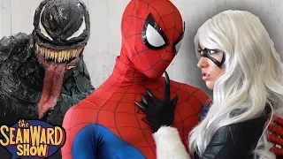 SPIDER-MAN vs VENOM: Epic Cosplay Battle at Comic Con! SPIDER-VERSE