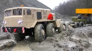 MAZ 537 AND KAT1 IN ACTION, HEAVY RC TRUCKS WORK IN THE RAIN, RC MUDDING