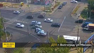 Столкновение автомобилей на перекрестке в Волжском попало на видео