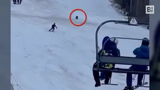 Lo "slalom speciale" dello sciatore inseguito da un orso