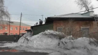 Последний снег с крыши сползает.  Барнаул. 28. 03. 2017. Скворцов ещё не видно.