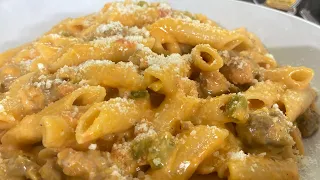 HOW TO MAKE A QUICK EASY FLAVORFUL PASTA DISH/OLD SCHOOL CREAMY CHEESY PENNE PASTA POMODORO