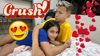 SENDO PEGAJOSA COM MEU CRUSH POR UM DIA!!!