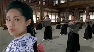 【Kung Fu Movie】Samurai bullies a girl and is about to make a move when the girl kicks him away.
