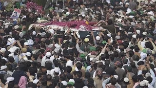 Thousands of Pakistanis Mourn at Killer's Funeral