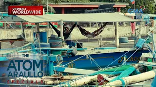 Ilang mangingisda, naninirahan sa bangka matapos palipatin ng tirahan | The Atom Araullo Specials